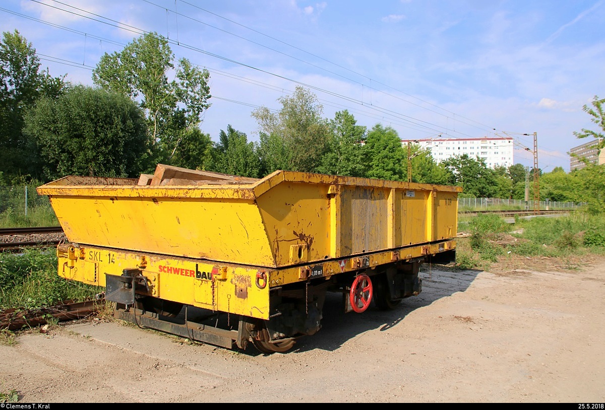 Blick auf einen SKL-Anhänger der Schweerbau GmbH & Co. KG, der am BÜ Hallesche Straße in Halle-Nietleben neben der Bahnstrecke Merseburg–Halle-Nietleben (KBS 588) im Zuge von Gleisbauarbeiten zwischen dem Hp Halle-Neustadt und Halle Zscherbener Straße steht.
[25.5.2018 | 18:14 Uhr]