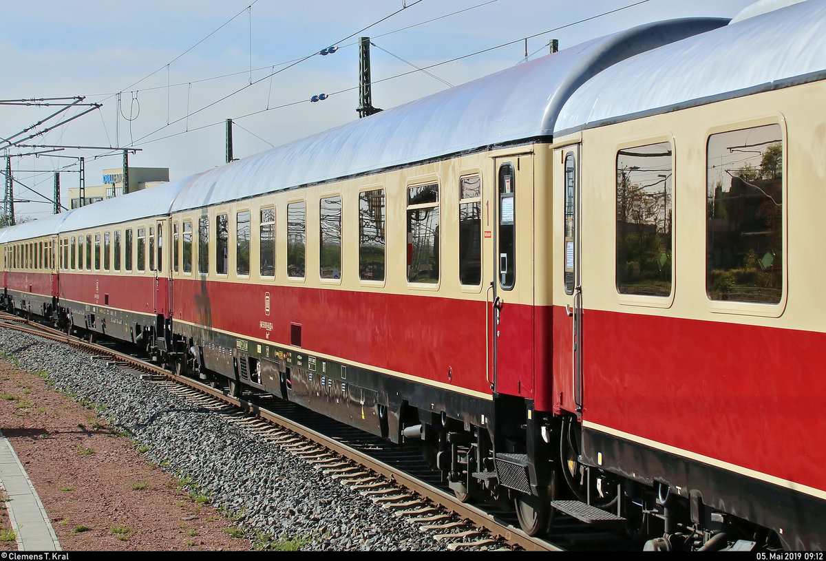 Blick auf einen TEE-Abteilwagen der 1. Klasse der Gattung  Avmz 111.0  (56 80 19-94 023-4 D-AKE) der AKE Eisenbahntouristik, der im AKE 50 (AKE-RHEINGOLD-Sonderzug) von Cottbus Hbf nach Wien Westbahnhof (A) mit 1216 955-5 (Siemens ES64U4) der Wiener Lokalbahnen Cargo GmbH (WLC), mit Werbung für den Transportpartner Roland Spedition GmbH, eingereiht ist und Halle(Saale)Hbf auf Gleis 8 verlässt.
[5.5.2019 | 9:12 Uhr]