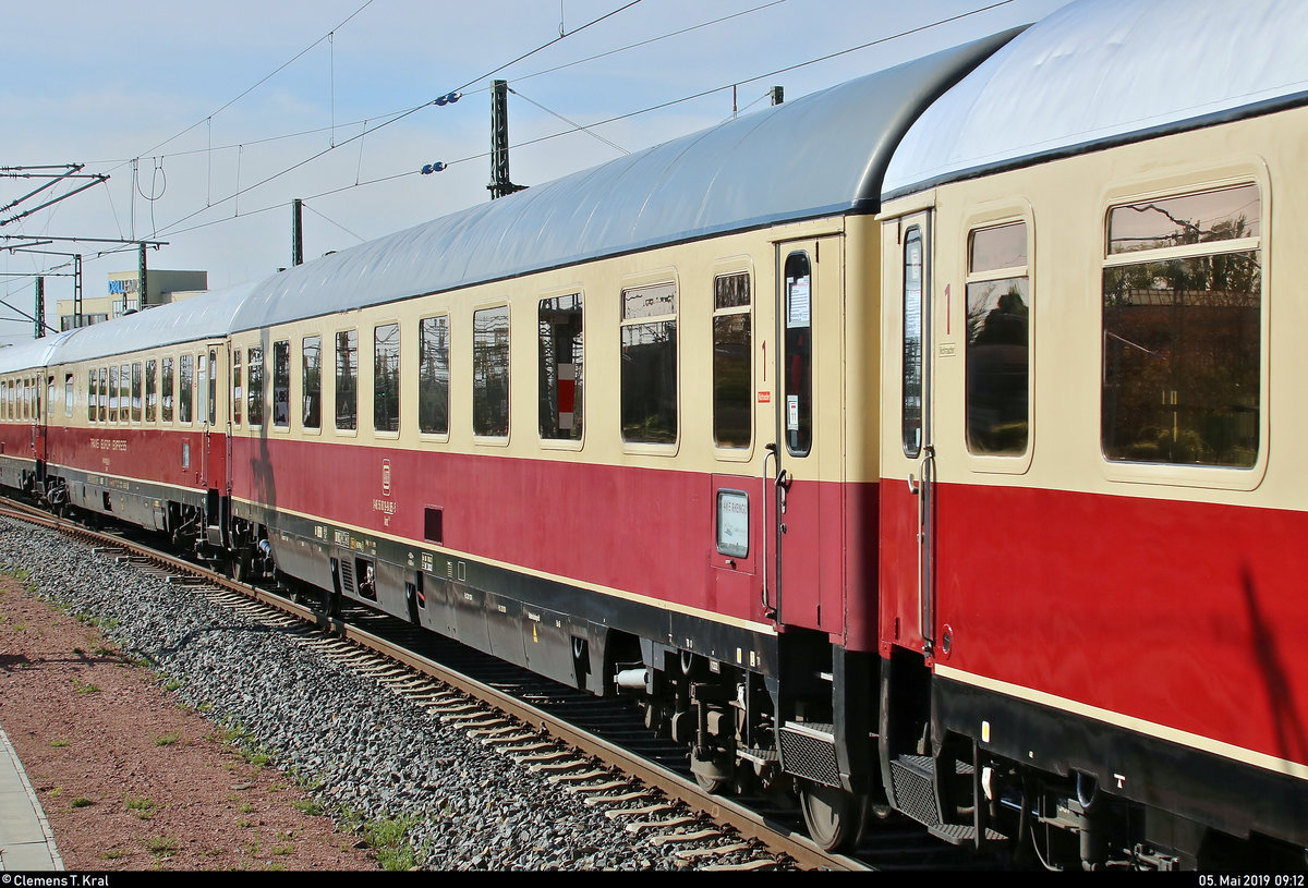 Blick auf einen TEE-Abteilwagen der 1. Klasse der Gattung  Avmz 111.0  (56 80 19-94 065-5 D-AKE) der AKE Eisenbahntouristik, der im AKE 50 (AKE-RHEINGOLD-Sonderzug) von Cottbus Hbf nach Wien Westbahnhof (A) mit 1216 955-5 (Siemens ES64U4) der Wiener Lokalbahnen Cargo GmbH (WLC), mit Werbung für den Transportpartner Roland Spedition GmbH, eingereiht ist und Halle(Saale)Hbf auf Gleis 8 verlässt.
[5.5.2019 | 9:12 Uhr]