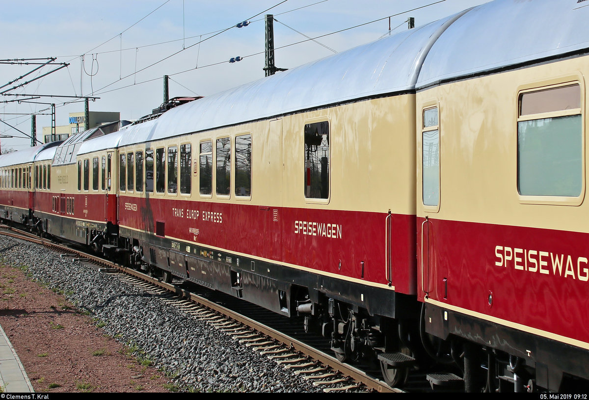 Blick auf einen TEE-Speisewagen der Gattung  WRmz 131.0  (56 80 88-95 001-5 D-AKE) der AKE Eisenbahntouristik, der im AKE 50 (AKE-RHEINGOLD-Sonderzug) von Cottbus Hbf nach Wien Westbahnhof (A) mit 1216 955-5 (Siemens ES64U4) der Wiener Lokalbahnen Cargo GmbH (WLC), mit Werbung für den Transportpartner Roland Spedition GmbH, eingereiht ist und Halle(Saale)Hbf auf Gleis 8 verlässt.
[5.5.2019 | 9:12 Uhr]