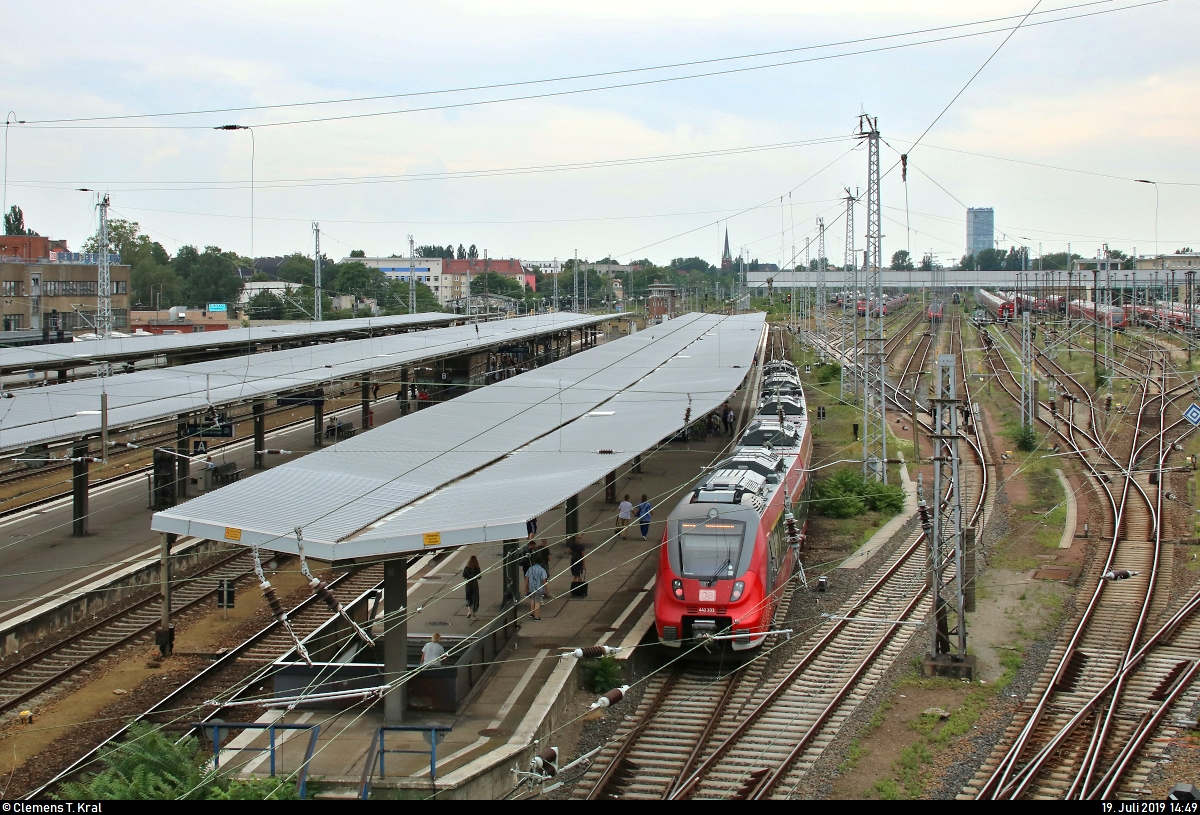 Blick auf einen Teil der Bahnsteig- und Abstellanlagen des Bahnhofs Berlin-Lichtenberg.
Währenddessen erreicht 442 333 (Bombardier Talent 2) von DB Regio Nordost als RB 18362 (RB24) von Eberswalde Hbf nach Senftenberg Gleis 22 und wurde im Nachschuss von der Brücke der B 1 aufgenommen.
[19.7.2019 | 14:49 Uhr]