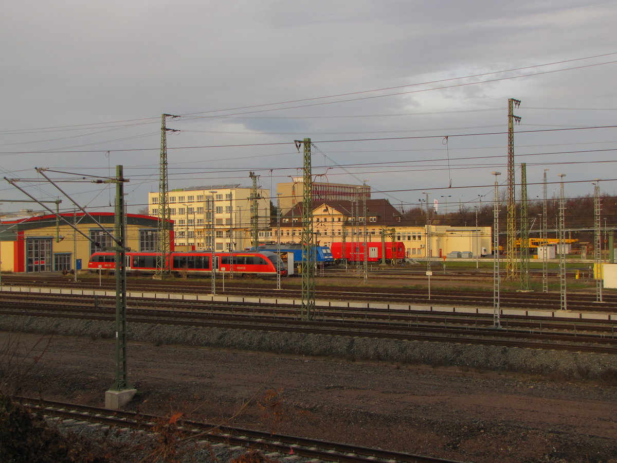 Blick auf einen Teil vom DB Werk Erfurt am 10.12.2016. Hinter dem 642er steht die PRESS 285 102-4, die in Erfurt stationiert ist, um Fall der Fälle liegengebliebene ICE´s von der Neubaustrecke zwischen Erfurt und Leipzig zu schleppen.