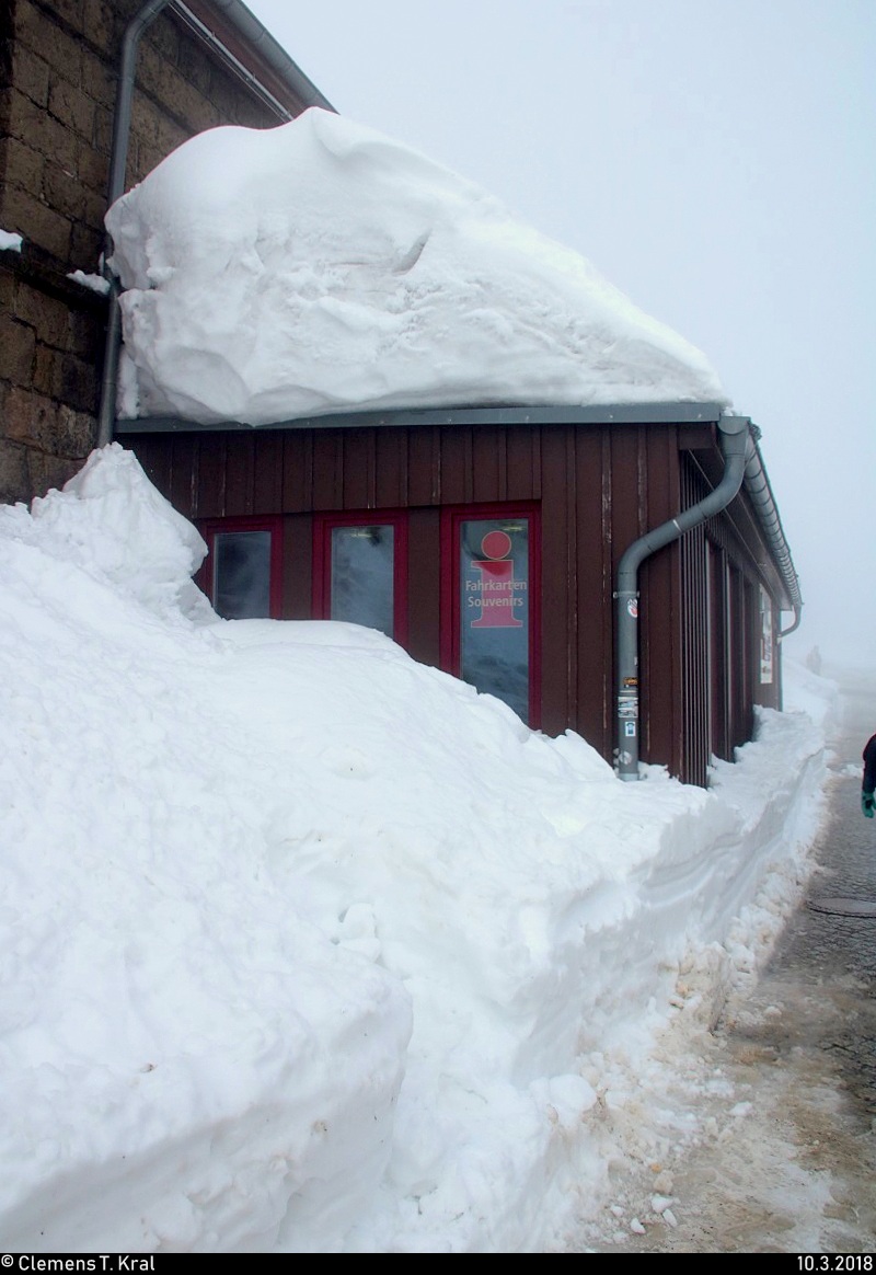 Blick auf einen Teil des Gebäudes des Bahnhofs Brocken der Harzer Schmalspurbahnen GmbH (HSB), das halb eingeschneit war. [10.3.2018 | 11:40 Uhr]