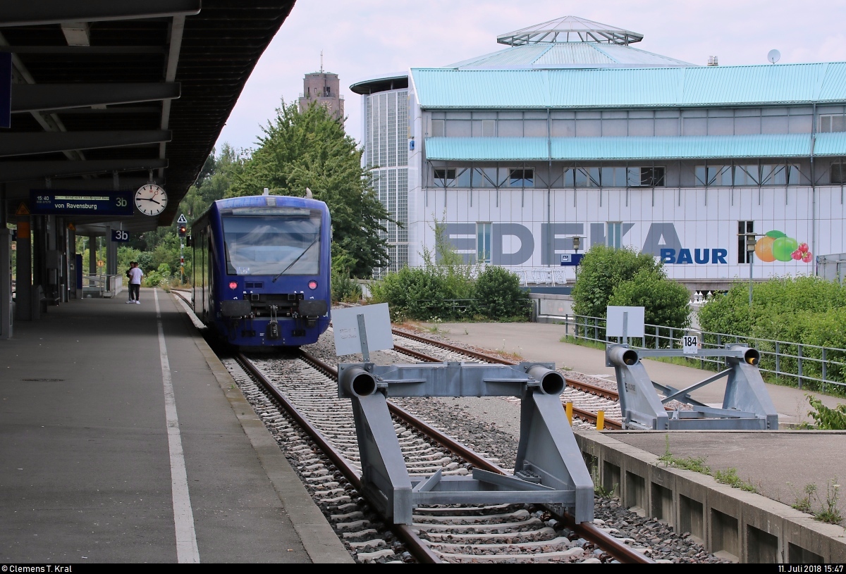 Blick auf einen Teil der Gleisanlagen des Kopfbahnhofs Friedrichshafen Hafen.
Im Bild befindet sich noch 650 5?? (VT 64 | Stadler Regio-Shuttle RS1) der Bodensee-Oberschwaben-Bahn GmbH & Co. KG (BOB) als BOB87582 nach Ravensburg, die hier von Gleis 3b startet.
[11.7.2018 | 15:47 Uhr]