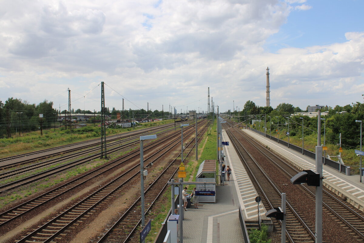 Blick auf einen Teil der Gleisanlagen und die Bahnsteige in Leipzig-Engelsdorf, am 17.07.2023.