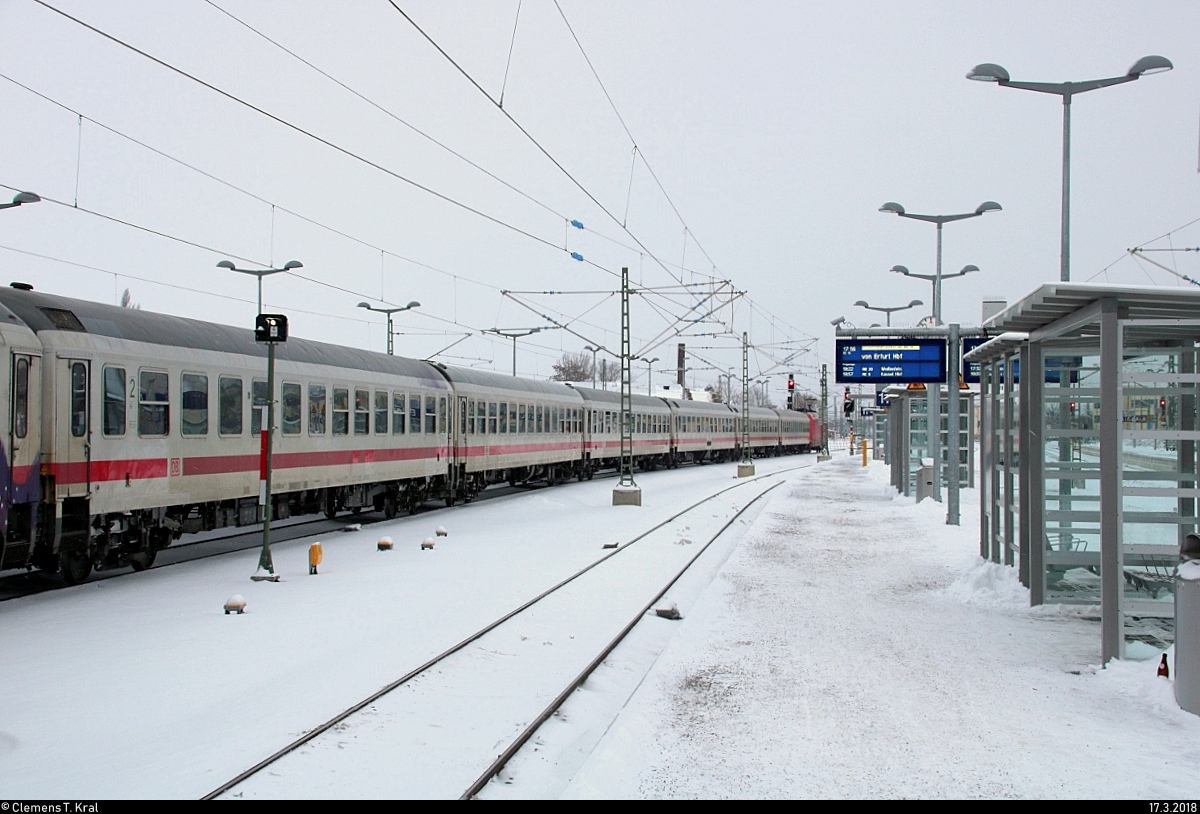 Blick auf einen Teil der leeren, gestrandeten IC-Garnitur mit 101 141-0 und 101 037-0 in Halle(Saale)Hbf auf Gleis 12. [17.3.2018 | 17:21 Uhr]
