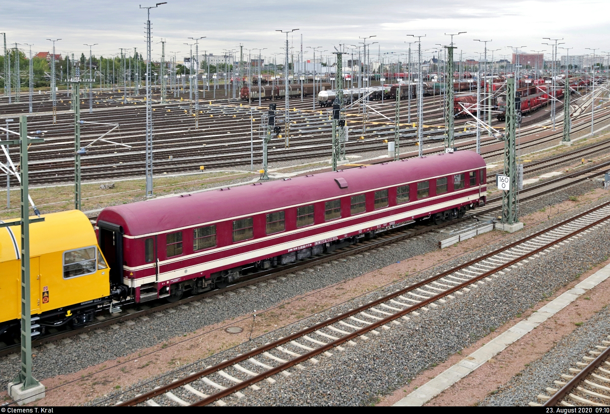 Blick auf einen UIC-X-Wagen (DB) der Gattung  Am 036  (56 80 11-80 024-6 D-EURO), der am Schluss eines Bauzuges mit 212 267-9 (469 004-9 | DB V 100 2267) eingereiht ist und die Zugbildungsanlage (ZBA) Halle (Saale) nach kurzem Aufenthalt Richtung Könnern verlässt.
Aufgenommen von der Berliner Brücke.

🧰 Euro-Express Sonderzüge GmbH & Co. KG
🕓 23.8.2020 | 9:10 Uhr