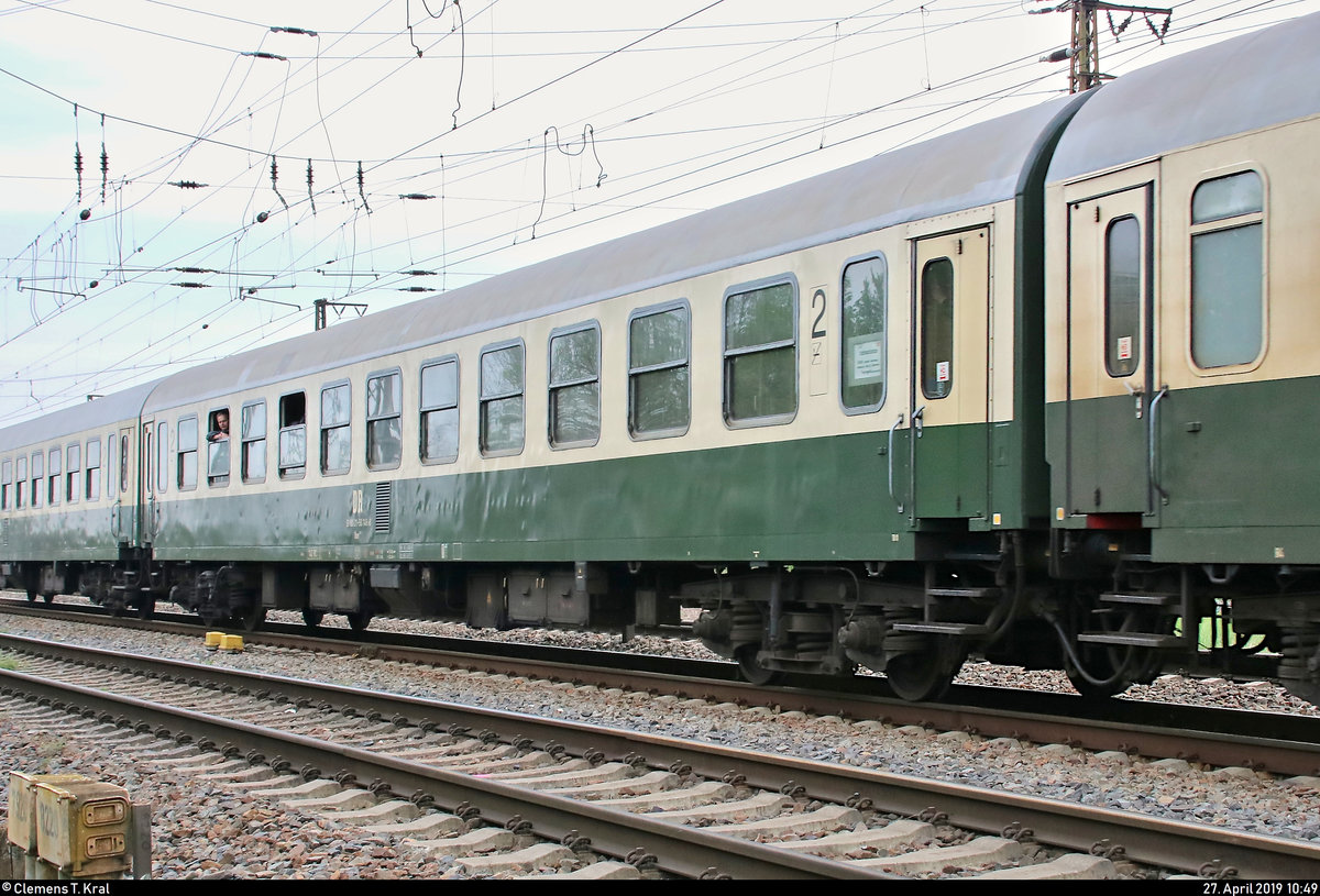 Blick auf einen UIC-Z-Wagen (DR) der Gattung  Bom 280.1  (51 80 21-50 146-6) von DB Regio Südost, der im MDV-Sonderzug von Meiningen nach Leipzig Hbf mit 232 334-3 (132 334-4) der Erfurter Bahnservice GmbH (EBS) eingereiht ist und in Großkorbetha auf der Bahnstrecke Halle–Bebra (KBS 580) fährt.
[27.4.2019 | 10:49 Uhr]