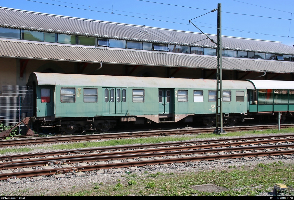 Blick auf einen Umbau-Wagen der Gattung  BDyg 533  (50 80 82-12 865-?), der im Bahnhof Konstanz dauerhaft abgestellt ist.
Hier steht ein Mast leider im Weg. Die Aufnahme war kaum anders möglich.
[12.7.2018 | 15:31 Uhr]