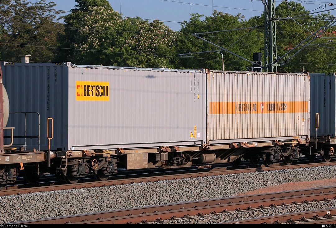 Blick auf einen vierachsigen Flachwagen der Gattung  Sgnss  (33 85 4576 364-5 CH-HUPAG) der Hupac AG, beladen mit Containern der Bertschi AG, der in einem Containerzug mit 182 600 (Siemens ES64U2-100) der Hupac AG eingereiht ist und den Bahnhof Merseburg auf der Bahnstrecke Halle–Bebra (KBS 580) Richtung Großkorbetha durchfährt.
[10.5.2018 | 8:06 Uhr]