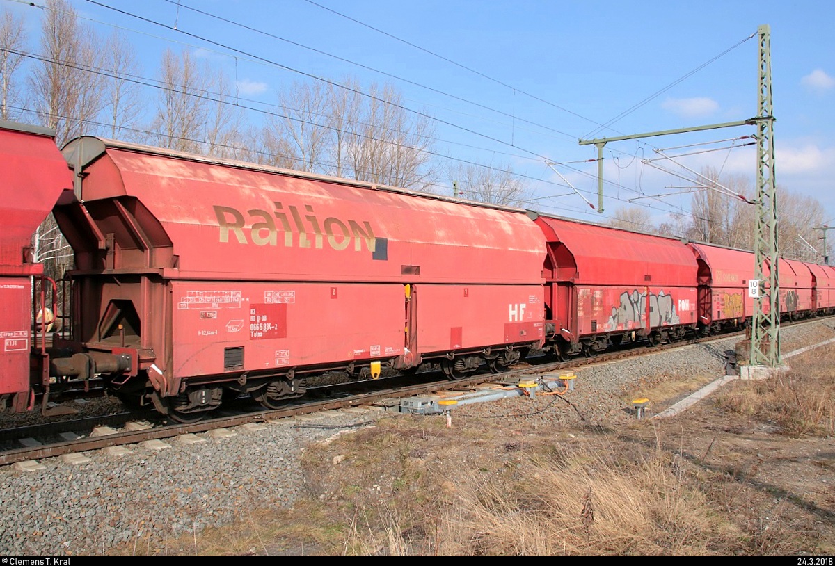 Blick auf einen vierachsigen Schüttgutwagen der Gattung  Talns  (0665 384-2 D-DB) der DB. Dieser wird von 185 156-7 DB in einem gemischten Gz durch den Bahnhof Leipzig-Thekla auf der Bahnstrecke Leipzig-Wahren–Leipzig-Engelsdorf (6369) Richtung Leipzig-Schönefeld gezogen. [24.3.2018 | 15:24 Uhr]
