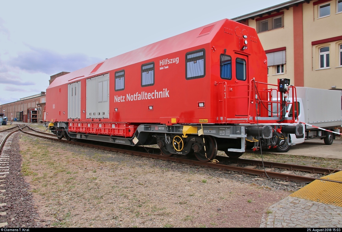 Blick auf einen Wagen des Hilfszugs in Halle (Saale) der DB Netz Notfalltechnik (99 80 9370 057-8 D-DB), der anlässlich des Sommerfests des DB Museums Halle (Saale) unter dem Motto  Diesellokomotiven der ehemaligen DR  auf dem Gelände der DB Werkstatt Halle (Saale) steht.
[25.8.2018 | 15:03 Uhr]