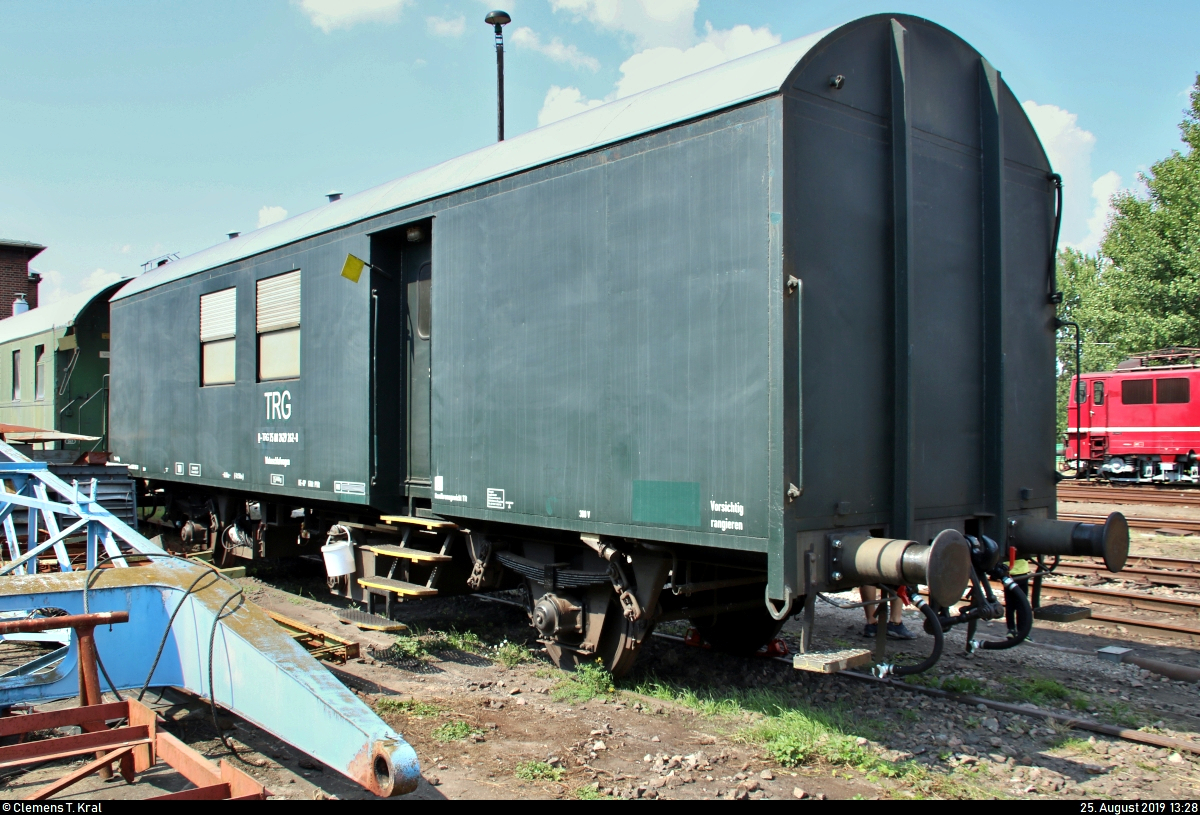 Blick auf einen Wohnschlafwagen (75 80 2429 262-8 D-TRG) der TRIANGULA Logistik GmbH (TRG), der anlässlich des 28. Heizhausfests im Sächsischen Eisenbahnmuseum Chemnitz-Hilbersdorf (SEM) steht.
[25.8.2019 | 13:28 Uhr]