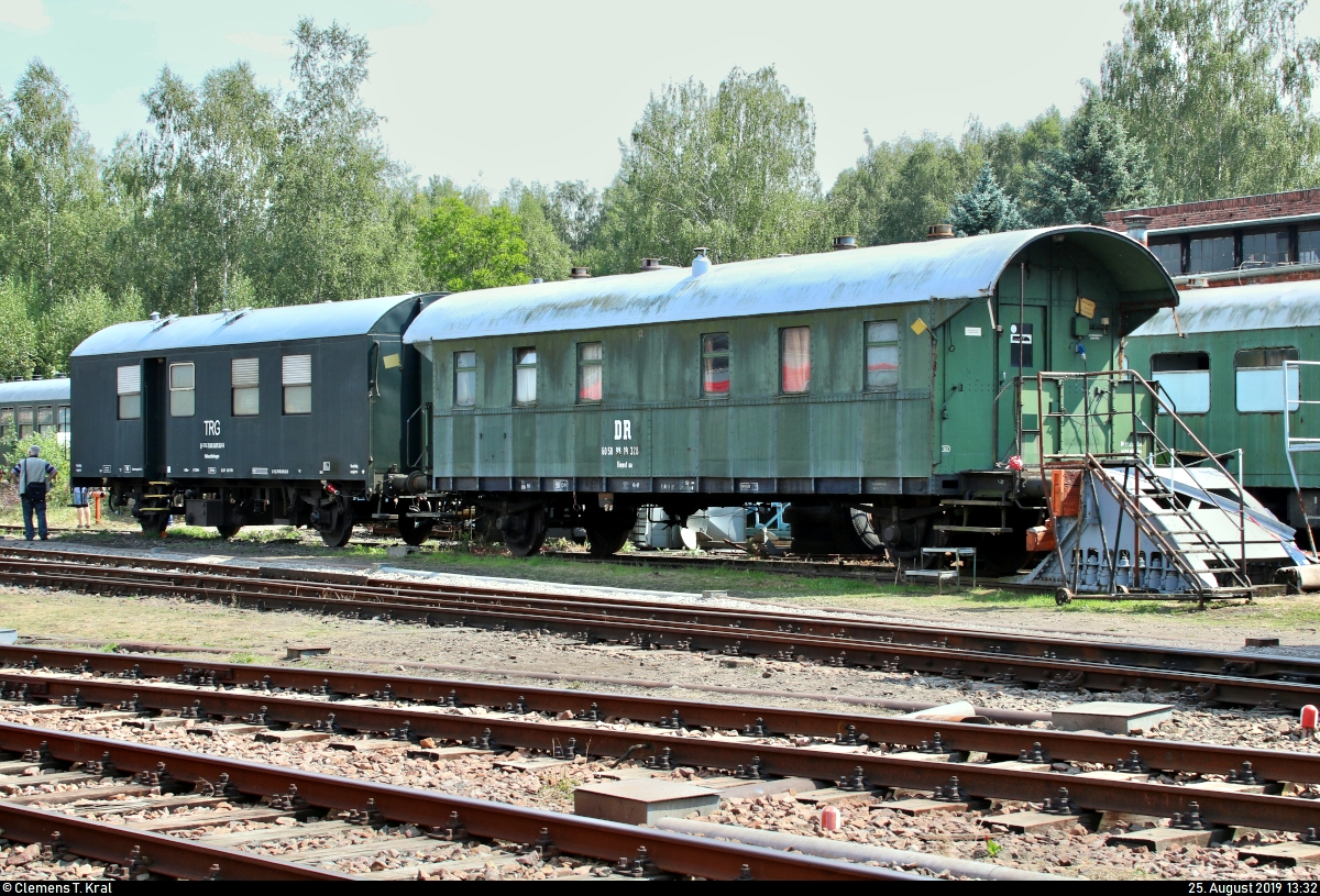 Blick auf einen Wohnschlafwagen (75 80 2429 262-8 D-TRG) der TRIANGULA Logistik GmbH (TRG) und einen Dienstwagen  Dienst aa  (DR 60 50 99-19 328), Eigentümer unbekannt, die anlässlich des 28. Heizhausfests im Sächsischen Eisenbahnmuseum Chemnitz-Hilbersdorf (SEM) stehen.
[25.8.2019 | 13:32 Uhr]