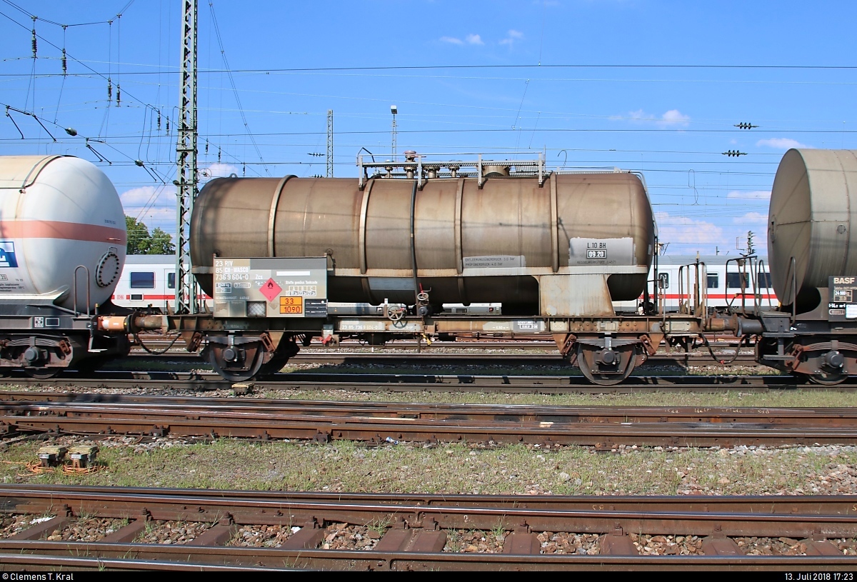 Blick auf einen zweiachsigen Kesselwagen der Gattung  Zcs  (23 85 736 9 604-0 CH-WASCO) der Wascosa AG, der in einem Kesselzug mit Re 482 032-0 und Re 482 031-2 der SBB Cargo eingereiht ist und den Bahnhof Basel Bad Bf (CH) in südlicher Richtung durchfährt.
Aufgenommen vom öffentlich zugänglichen Parkplatz neben der Schwarzwaldallee.
[13.7.2018 | 17:23 Uhr]