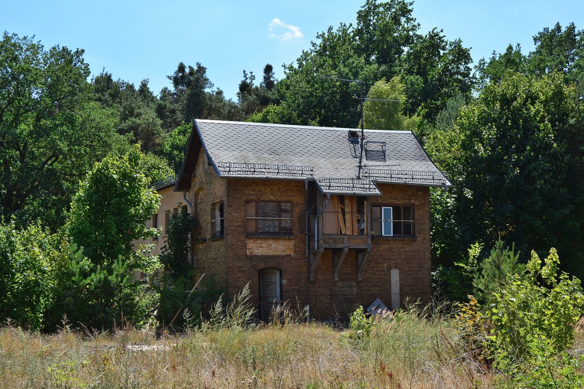 Blick auf eines der beiden Stellwerke in Nedlitz am 26.07.2018

Nedlitz 26.07.2018