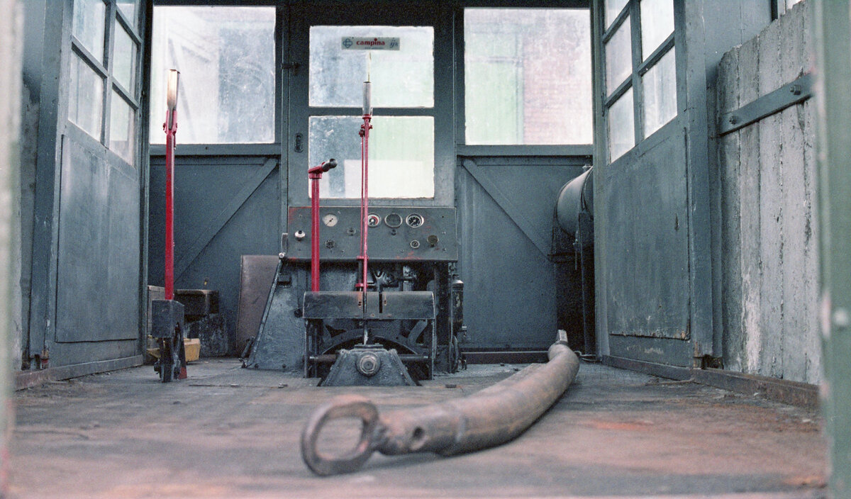 Blick auf die einfachen Bedienelemente der dieselmechanische Rangierlok M2  sytje  des SHM beim Lokschuppen in Hoorn am 24.08.1983. Herkunft war Gasfabriek Haarlem. Das Fahrzeug wurde später verschrottet. Scan (Bild 3799. Kodacolor400)