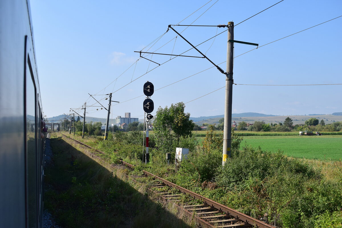 Blick auf das Einfahrsignal Rupea aus Richtung Beia. Dieses ist breits abgeschaltet da das Streckengleis durch die Modernisierung und Neutrassierung unbefahrbar ist.

Rupea 02.09.2025