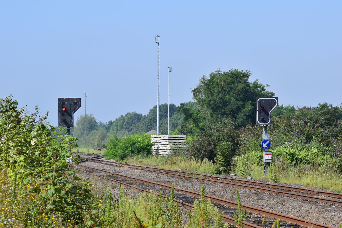 Blick auf die Einfahrsignale in den Güterbahnhof bei Voroux.

Voroux 04.09.2021