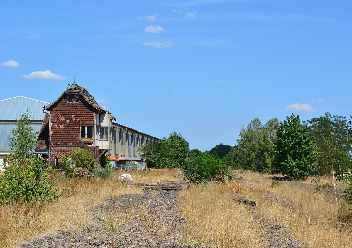 Blick auf die Einfahrt aus Wiesenburg sowie das Stellwerk in Lindau.

Lindau 26.07.2018