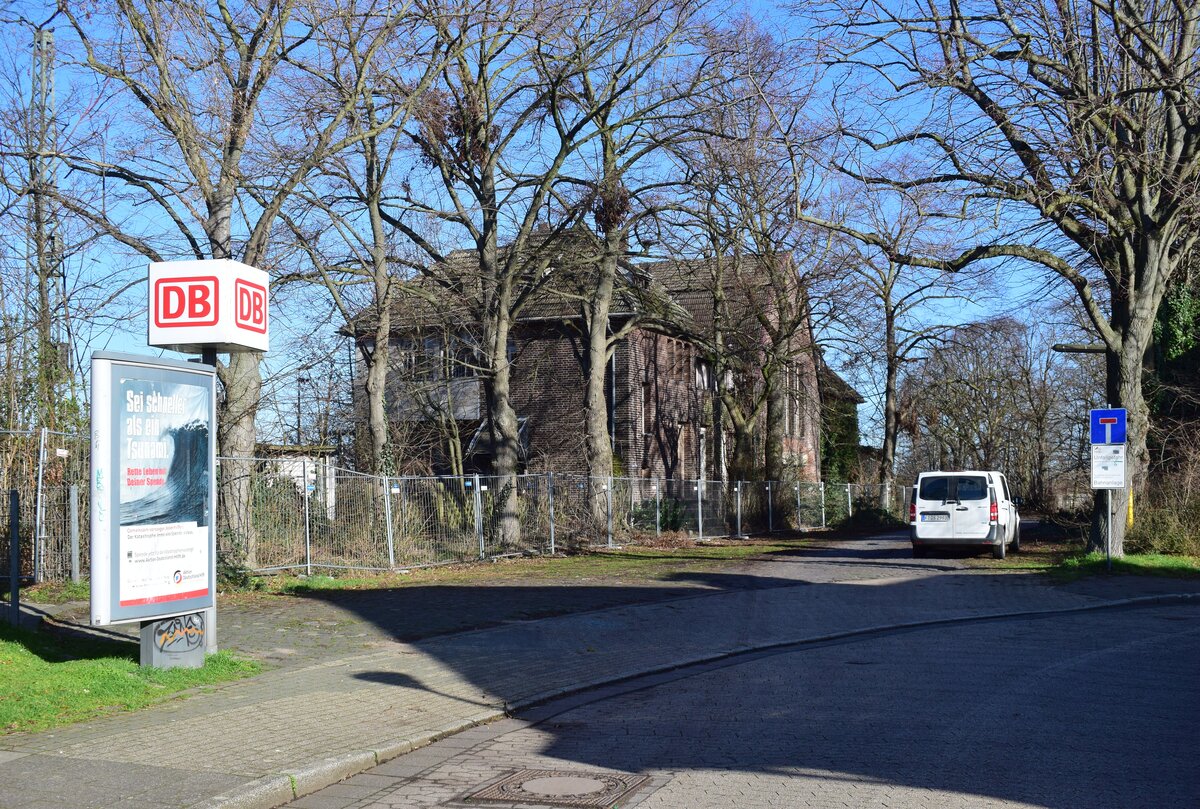 Blick auf die Einfahrt zum Bahnhof Krefeld Linn und zur Ladestraße. Das Empfangsgebäude steht seit Ewigkeiten leer und verfällt zunehmend.

Krefeld 26.02.2023