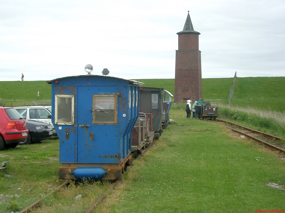 Blick auf einige abgestellte Fahrzeuge der Halligbahn Dagebüll-Oland-Langeneß am 14.10.2010. Mit der Lore im Hintergrund sind gerade abreisende Feriengäste angekommen, übrigens die einzige Möglichkeit für Ortsfremde, um mitzufahren.