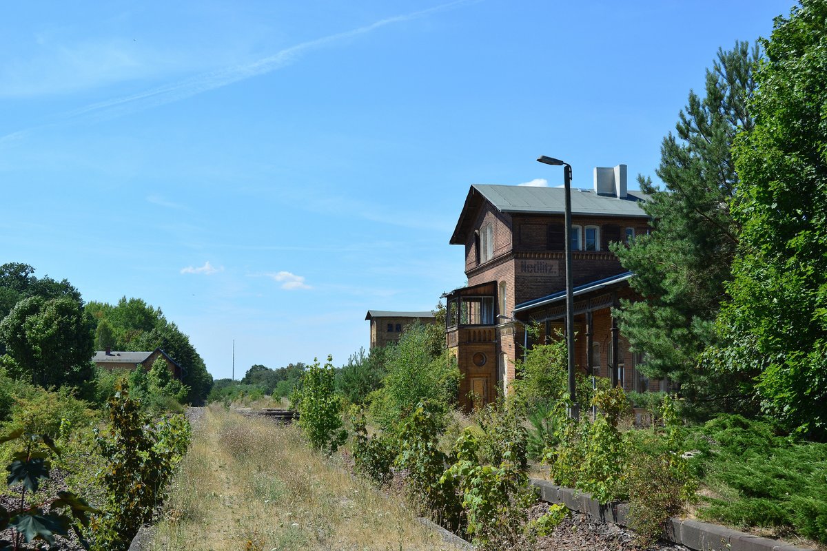 Blick auf das einst prachtvolle Empfangsgebäude von 1897 sowie links das alte Stellwerk. 2011 wurde das Bahnhofsgebäude von der DB verkauft. Seit 2019 hat es jedoch wiedrum seinen Besitzer gewechselt wodurch eine Besichtigung leider nicht möglich war.

Nedlitz 26.07.2018