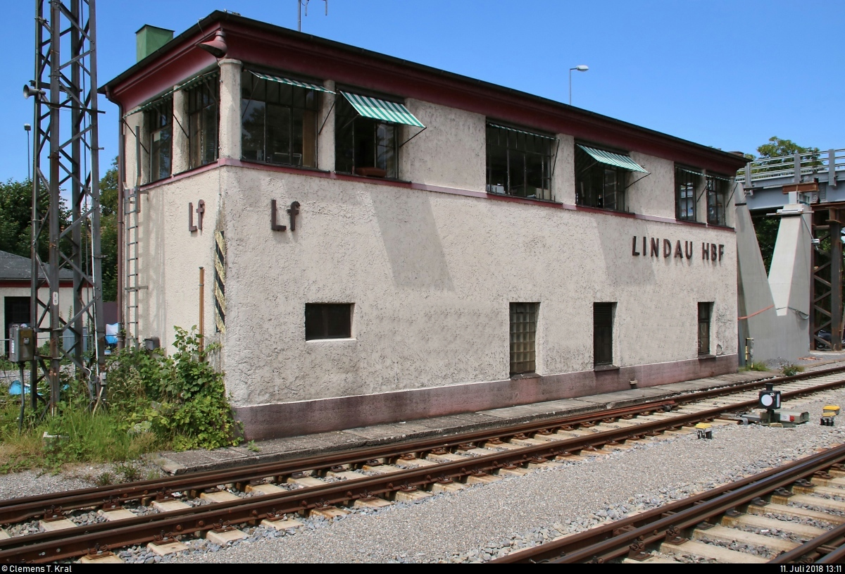 Blick auf das elektromechanische Stellwerk  Lf  in Lindau Hbf, das die Anlagen im und rund um den Bahnhof steuert.
Aufgenommen am Ende des Bahnsteigs 3/4.
(verbesserte Version)
(Bild enthält retuschiertes Graffiti.)
[11.7.2018 | 13:11 Uhr]