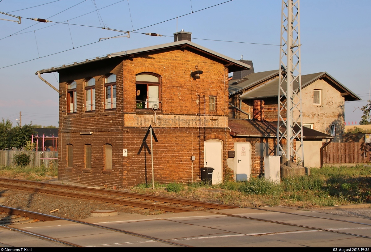 Blick auf das elektromechanische Stellwerk  W2  des Weichenwärters (Ww), Bauart 1912 von Siemens & Halske mit Farbscheibenüberwachung, im Bahnhof Teutschenthal auf der Bahnstrecke Halle–Hann. Münden (KBS 590).
Aufgenommen von Bahnsteig 2.
[3.8.2018 | 19:36 Uhr]