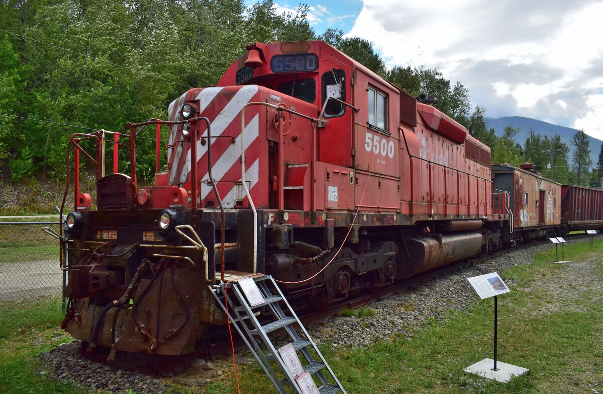 Blick auf die EMD SD40 CP 5500 im Revelstoke Railway Museum. Sie ist Baujahr 1966 und war viele Jahre im Einsatz. Sie war die erste Lok der SD40 Bauserie. 2003 wurde die Lok als Museumslok ausgestellt.

Revelstoke 27.08.2022