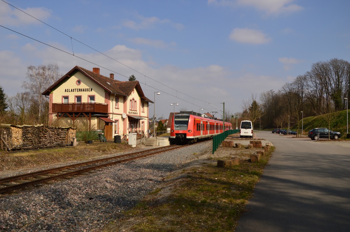 Blick auf das Empfangsgebäude in Aglasterhausen mit dem 425 226-3 der als S51 nach Meckesheim zur Rückfahrt bereit am Samstag den 12.3.2016