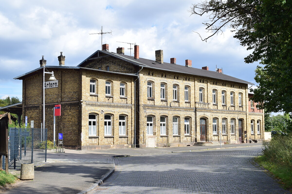 Blick auf das Empfangsgebäude in Artern.

Artern 16.08.2021
