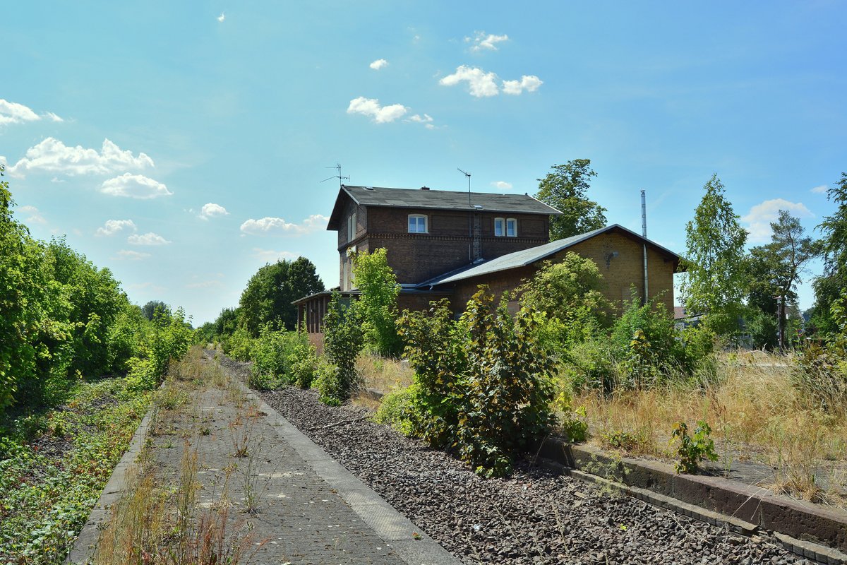 Blick auf das Empfangsgebäude und die Bahnsteiganlagen in Lindau. Heute gfindet sich darin eine Pension.

Lindau 26.07.2018