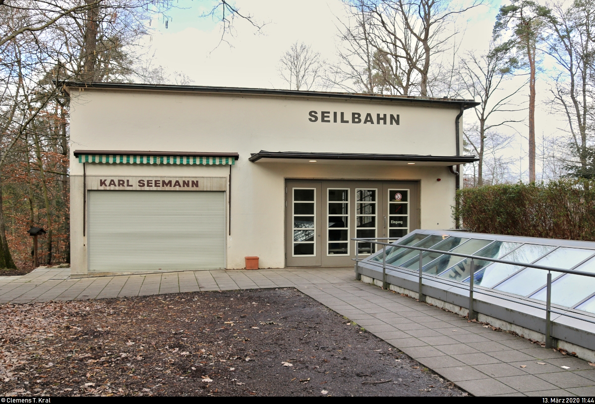 Blick auf das Empfangsgebäude der Bergstation Waldfriedhof der Standseilbahn Stuttgart (Stuttgarter Straßenbahnen AG (SSB)).
[13.3.2020 | 11:44 Uhr]