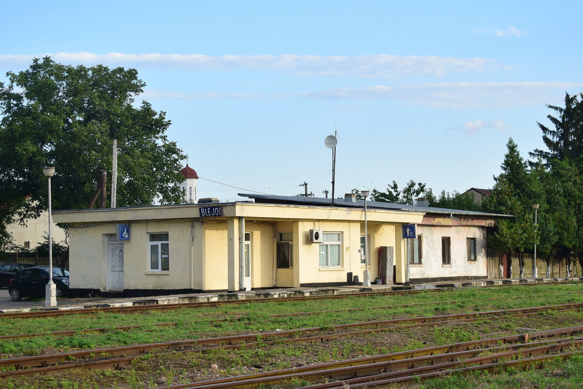 Blick auf das Empfangsgeb�ude von Blejoi. Es bietet eine Wartesaal sowie Toiletten und ist �rtlich besetzt.

Blejoi 28.07.2026