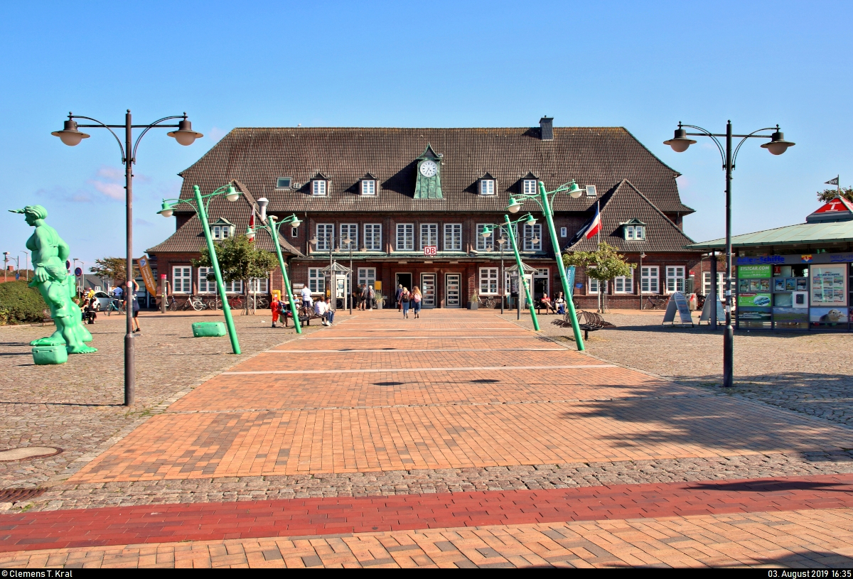 Blick auf das Empfangsgebäude des Bahnhofs Westerland(Sylt) mit seinen schrägen Laternenmasten.
[3.8.2019 | 16:35 Uhr]