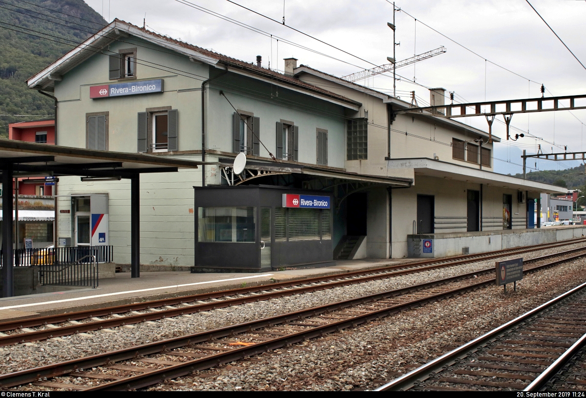 Blick auf das Empfangsgebäude des Bahnhofs Rivera-Bironico (CH) auf der Gotthardbahn am Monte Ceneri (600), dem Scheitelpunkt der Südlichen Talbahn.
Bis zur geplanten Eröffnung des 15 km langen Ceneri-Basistunnels zwischen Bellinzona (CH) und Lugano (CH) im Dezember 2020 rollt hier noch der Fern- und Güterverkehr, danach wird die Strecke ausschließlich dem Regionalverkehr dienen.
[20.9.2019 | 11:24 Uhr]