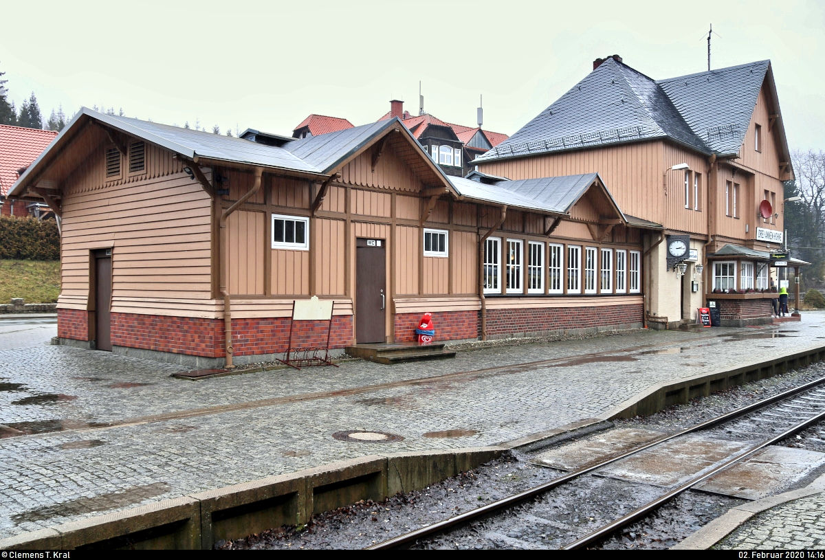 Blick auf das Empfangsgebäude des Bahnhofs Drei Annen Hohne der Harzer Schmalspurbahnen GmbH (HSB) bei regnerischem Wetter.
[2.2.2020 | 14:16 Uhr]
