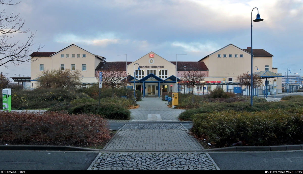 Blick auf das Empfangsgebäude des Bahnhofs Bitterfeld. Nach Plänen der Bahn soll es abgerissen und durch einen Neubau ersetzt werden.

🕓 5.12.2020 | 8:22 Uhr