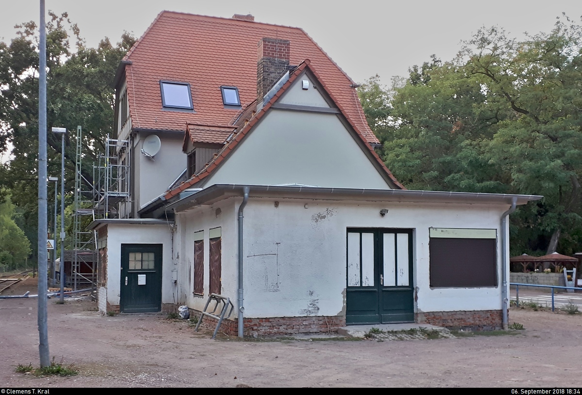 Blick auf das Empfangsgebäude des Heidebahnhofs in Halle-Dölau. Darin befindet sich eine Gaststätte (hier nicht zu sehen).
Die Bahnstrecke Halle Klaustor–Hettstedt (6800), auch als Halle-Hettstedter-Eisenbahn (HHE) bekannt, ist zum Großteil stillgelegt. Der Verein “Freunde der Halle-Hettstedter-Eisenbahn e.V.” hat es sich aber zur Aufgabe gemacht, Teile der HHE als historische Strecke zu reaktivieren. Am 28.4.2017 erfolgte die Wiedereröffnung des Teilstücks vom Heidebahnhof zum Bahnhof Halle-Dölau. Planmäßiger Verkehr findet aber noch nicht statt.
[6.9.2018 | 18:34 Uhr]
