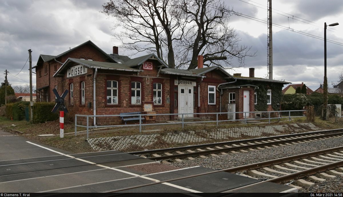 Blick auf das Empfangsgebäude des Hp Peißen am WSSB-Bahnübergang (Bü) Lindenring. Einst ein Bahnhof, fungiert die Betriebsstelle heute als Abzweig.
Im rechten Gebäudeteil befindet sich noch ein elektromechanisches Fahrdienstleiter-Stellwerk der Bauform E 12/78 mit dem Namen  Abzw Pn , das die hier abzweigenden Gleise (Güter- und Personengleis Richtung Halle (Saale)) steuert.

🚩 Bahnstrecke Halle–Cottbus (KBS 219)
🕓 6.3.2021 | 14:58 Uhr