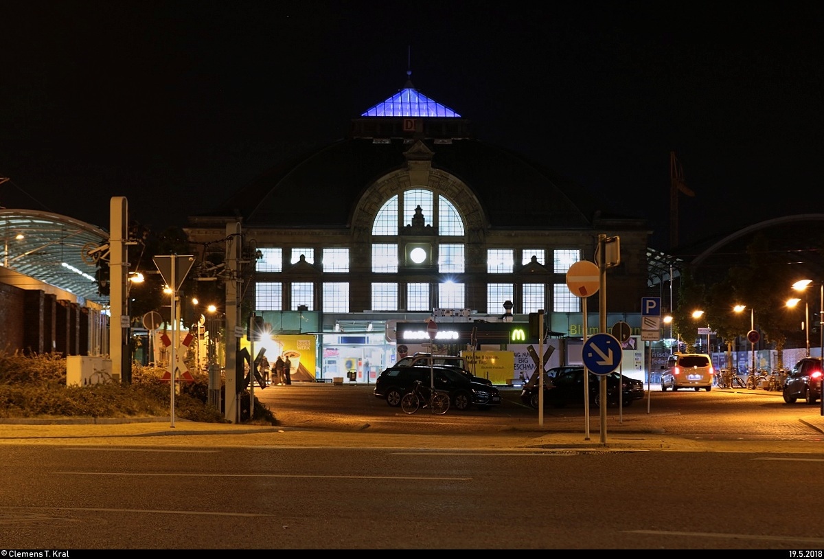 Blick auf das Empfangsgebäude von Halle(Saale)Hbf, das momentan durch die Umbauarbeiten und damit den vorübergehenden Umzug einiger Geschäfte leider etwas verdeckt ist.
Die Überbelichtung im Innern der Bahnhofshalle ließ sich nur schlecht korrigieren.
[19.5.2018 | 23:17 Uhr]