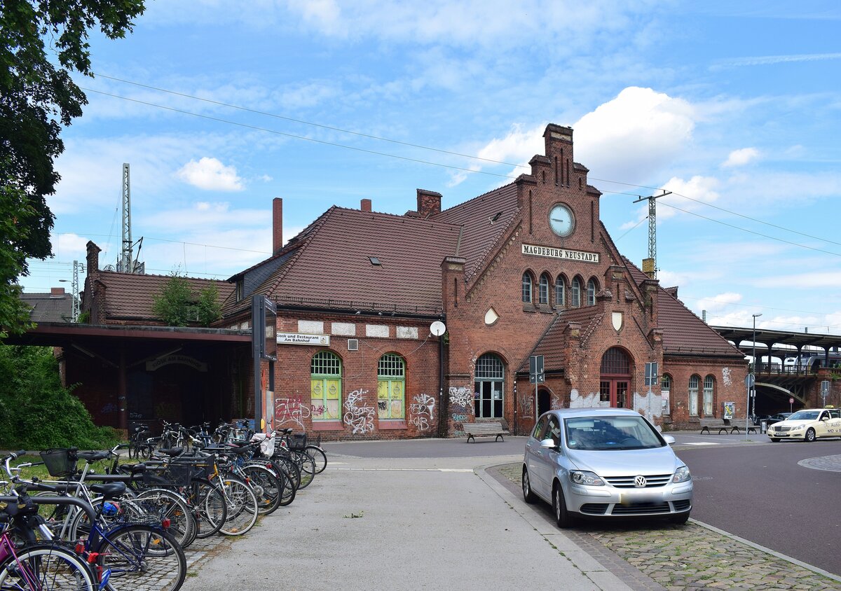 Blick auf das Empfangsgebäude Magdeburg Neustadt. Das Gebäude wurde mit dem Bahnhof zusammen von 1897 bis 1901 erbaut. Leider steht das Gebäude und die Bahnhofskneipe heute leer.

Magdeburg 19.07.2023
