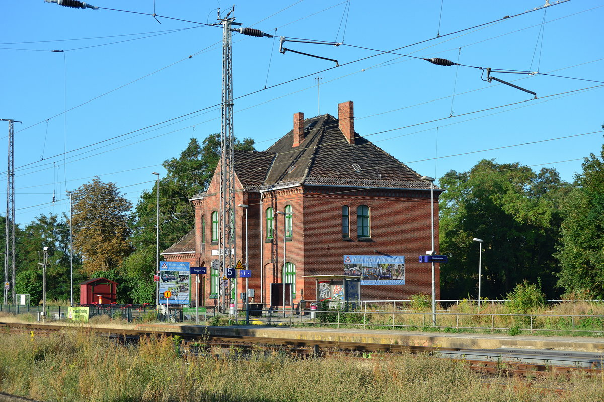 Blick auf das Empfangsgebäude der Neukölln-Mittenwalder Eisenbahn in Zossen. 1900 eröffnet und 1974 bereits wieder stillgelegt worden. Heute ist hier eine Dreisienen Strecke.

Zossen 26.07.2018