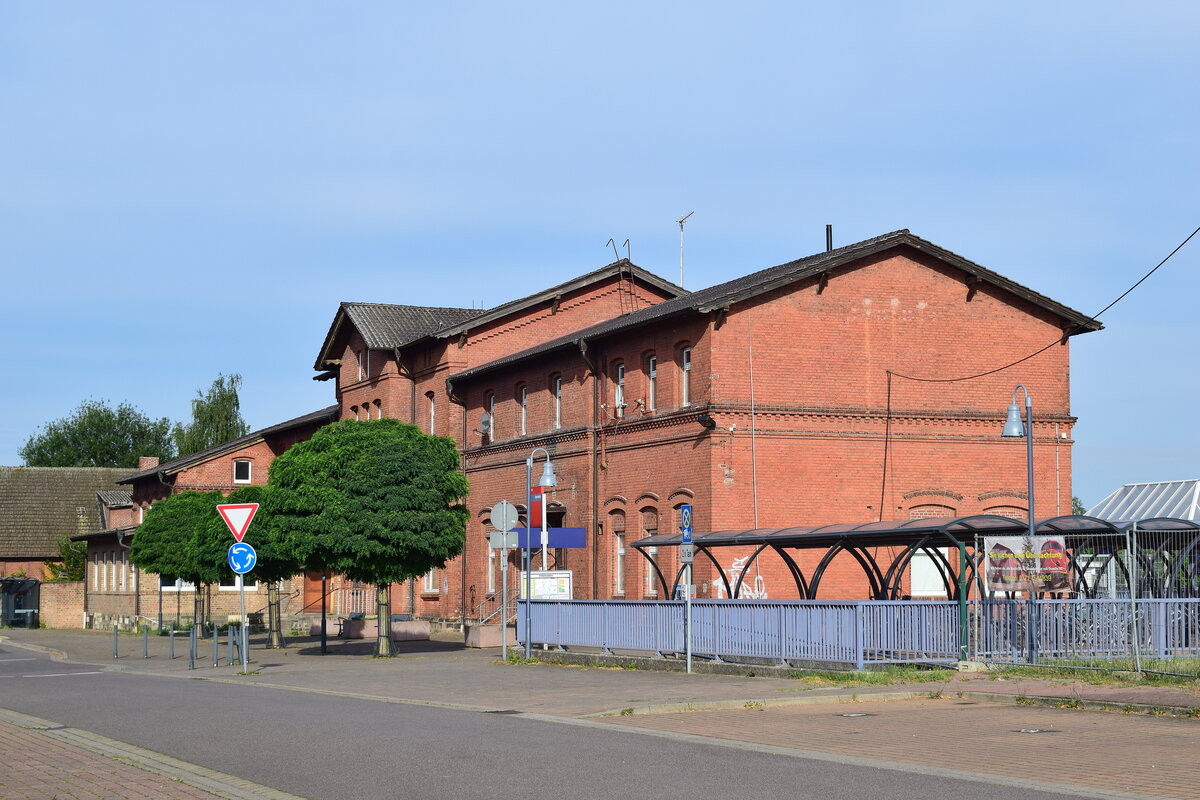 Blick auf das Empfangsgebäude Oebisfelde. 

Oebisfelde 01.08.2021
