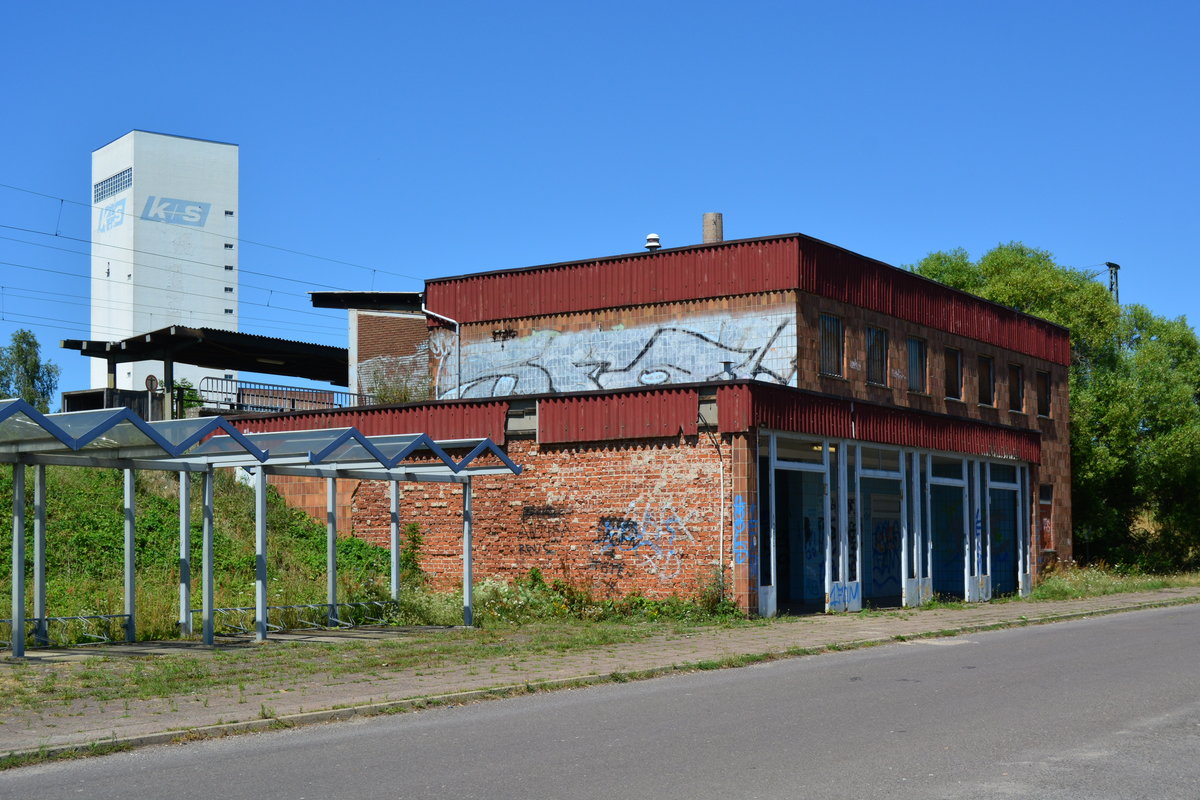 Blick auf das Empfangsgebäude von Zielitz. Der Bahnhof hat schon seit langem seine besten Zeiten hinter sich. Hier endet stündlich die S1 nach Schönebeck - Bad Salzelmen. Sonst halten hier lediglich 1 Zug spät Abends und 2 Züge morgens auf den Gleisen 1 und 2.

Zielitz 23.07.2019