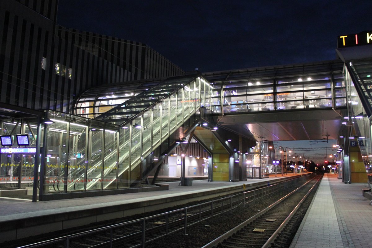 Blick auf die erläuchtete Fußgängerbrücke am Bahnhof Tikkurila. Aufnahmedatum: 27.07.2017