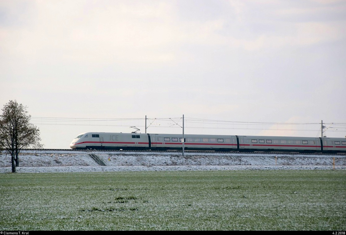 Blick auf die ersten zwei Wagen und den Triebkopf von 401 057 (Tz 157  Landshut ) als verspäteter ICE 694 (Linie 11) von Stuttgart Hbf nach Berlin Gesundbrunnen, der bei Benndorf auf der Neubaustrecke Erfurt–Leipzig/Halle (KBS 580) fährt. [4.2.2018 | 11:38 Uhr]