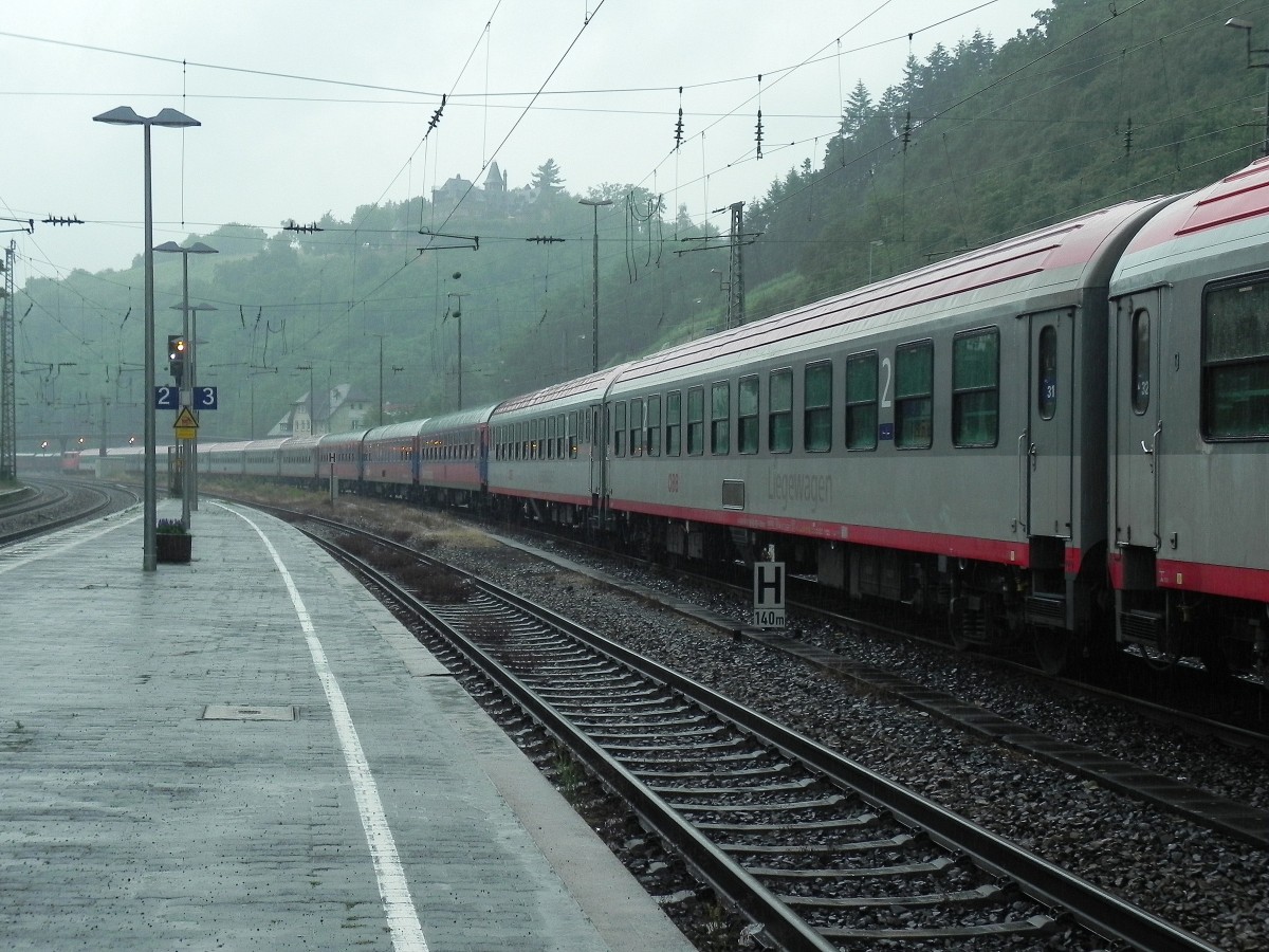 Blick auf die etlichen Wagen eines Sonderzuges nach Köln Deutz welcher in Linz vorbereitet wurde.

Linz 13.06.2015