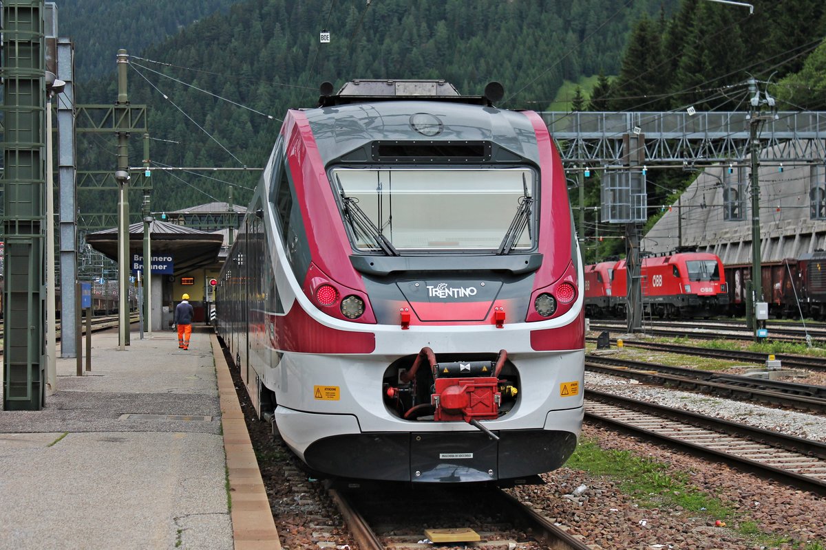 Blick auf ETR 526 018-B (526 108-5), welcher am Morgen des 05.07.2018 auf Gleis 5 im Grenzbahnhof von Brennero stand. Nach einem längeren Aufenthalt fuhr der Triebzug wieder von Brennero nach Merano zurück, wo er zuvor auch herkam.